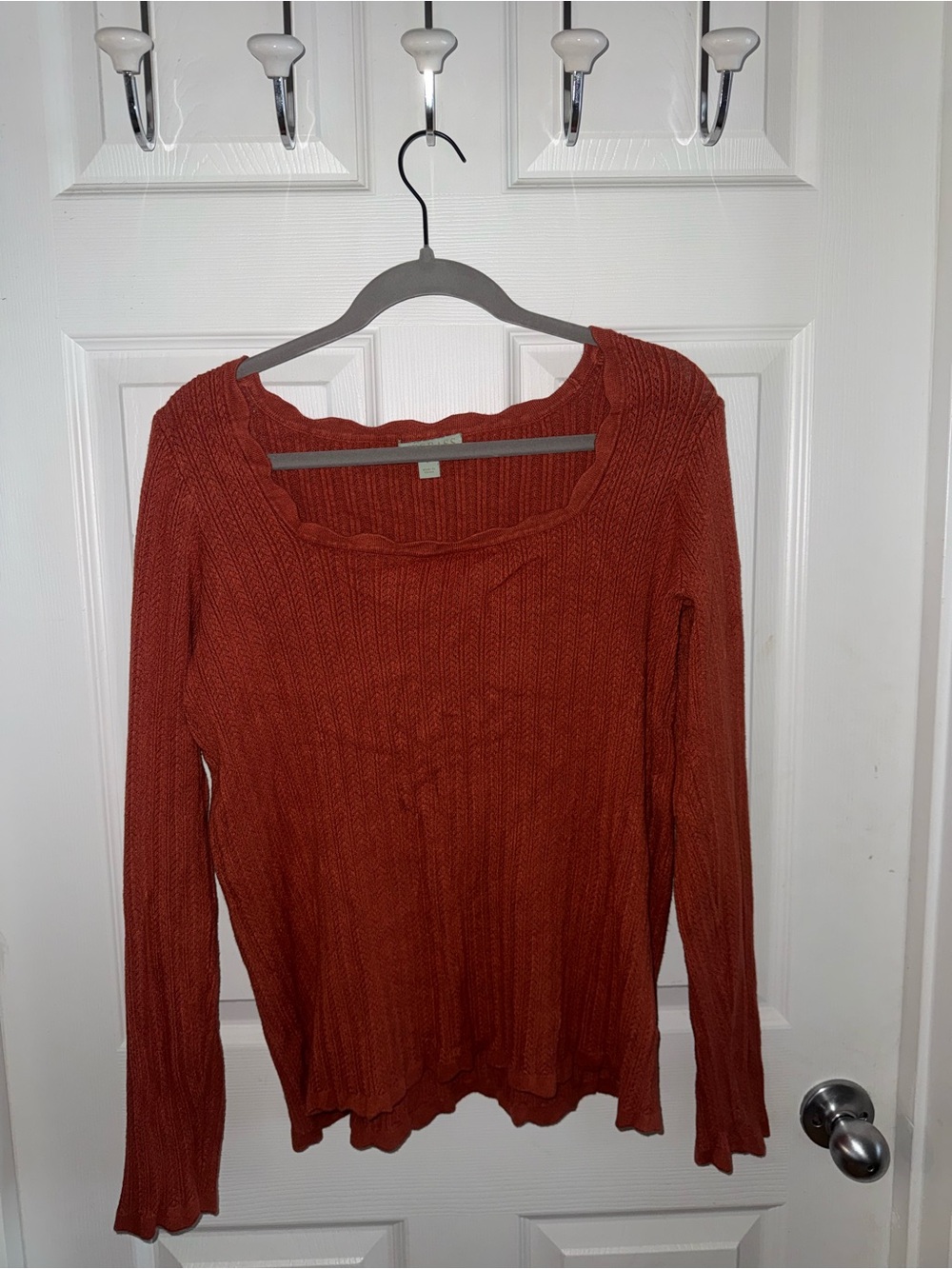 Women's Scoop Neck Cable-Knit Sweater in Rust